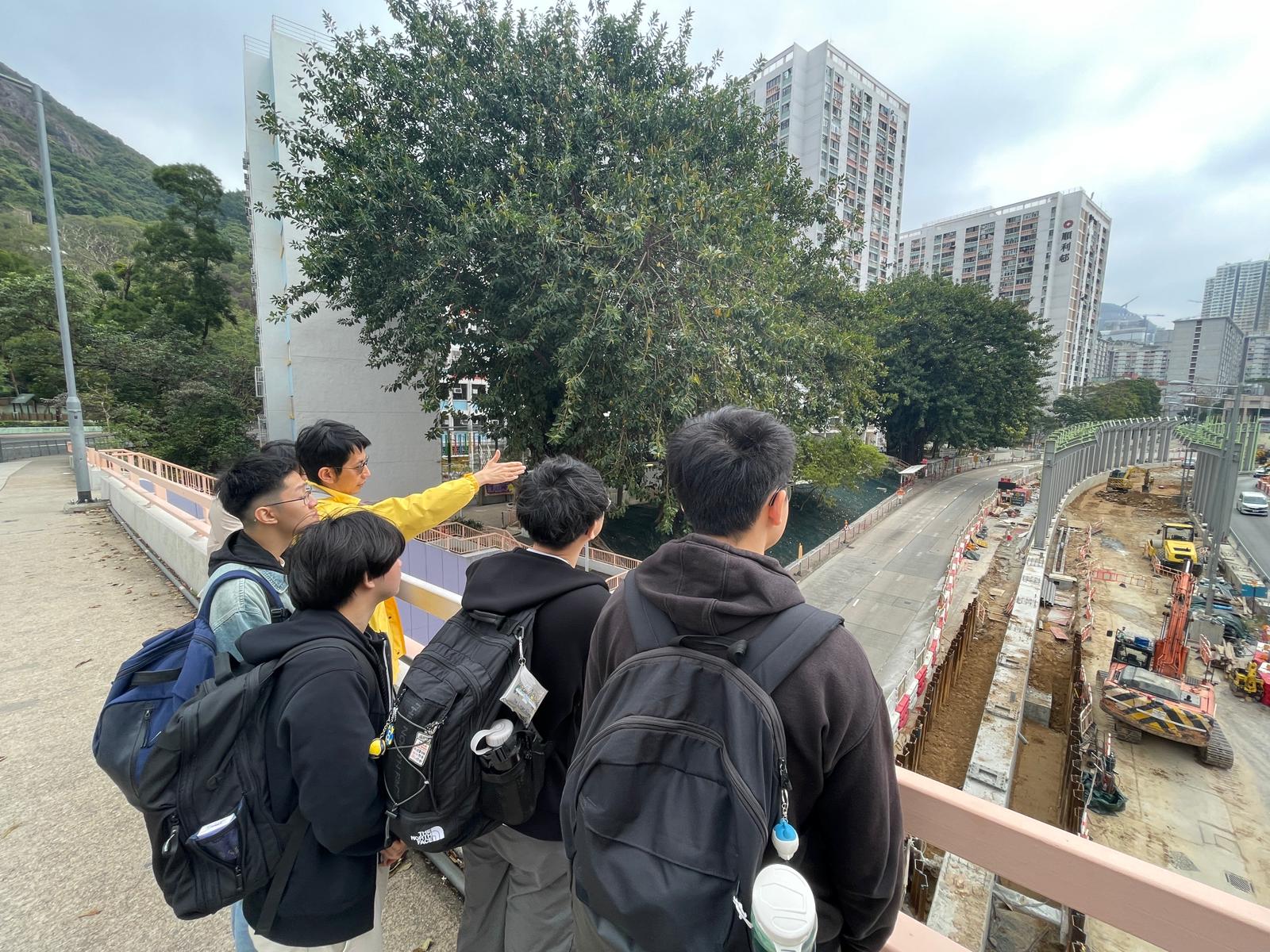 The HKU Engineering Alumni Association recently launched the “Job Shadowing Programme 2026,” through which five engineering students undertook a five-day placement at the CEDD. During the programme, they visited the ARQ and related road improvement works, gaining valuable insights into site management and safety. The HKU Engineering Alumni Association recently launched the “Job Shadowing Programme 2026,” through which five engineering students undertook a five-day placement at the CEDD. During the programme, they visited the ARQ and related road improvement works, gaining valuable insights into site management and safety.